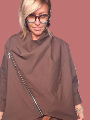 Giacca over elasticizzata con zip asimmetrica