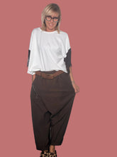 Pantalone over con drappeggio e zip diagonale