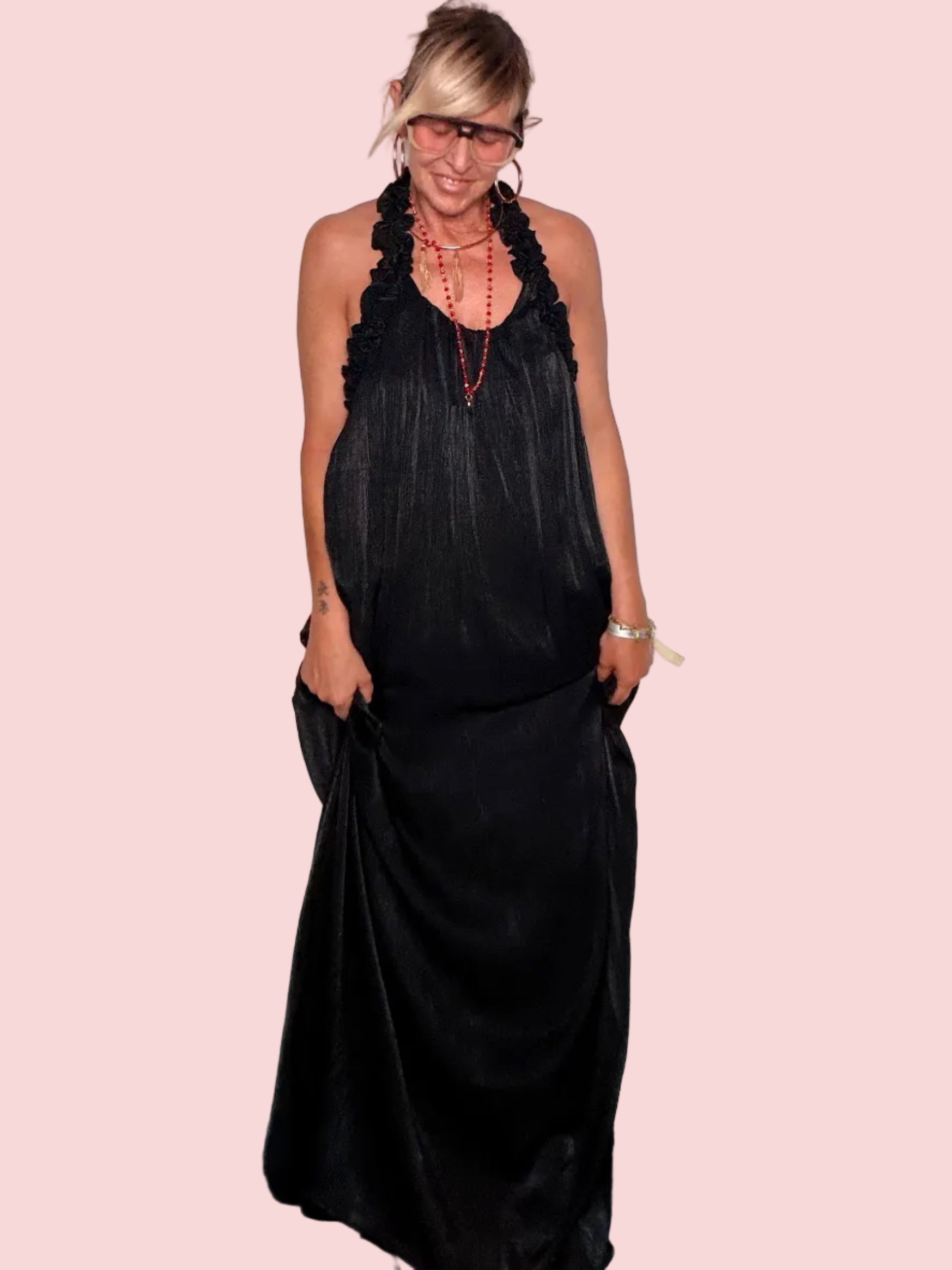 Abito Maxi Halter Neck Plissé con Volant – Nero e Bordeaux