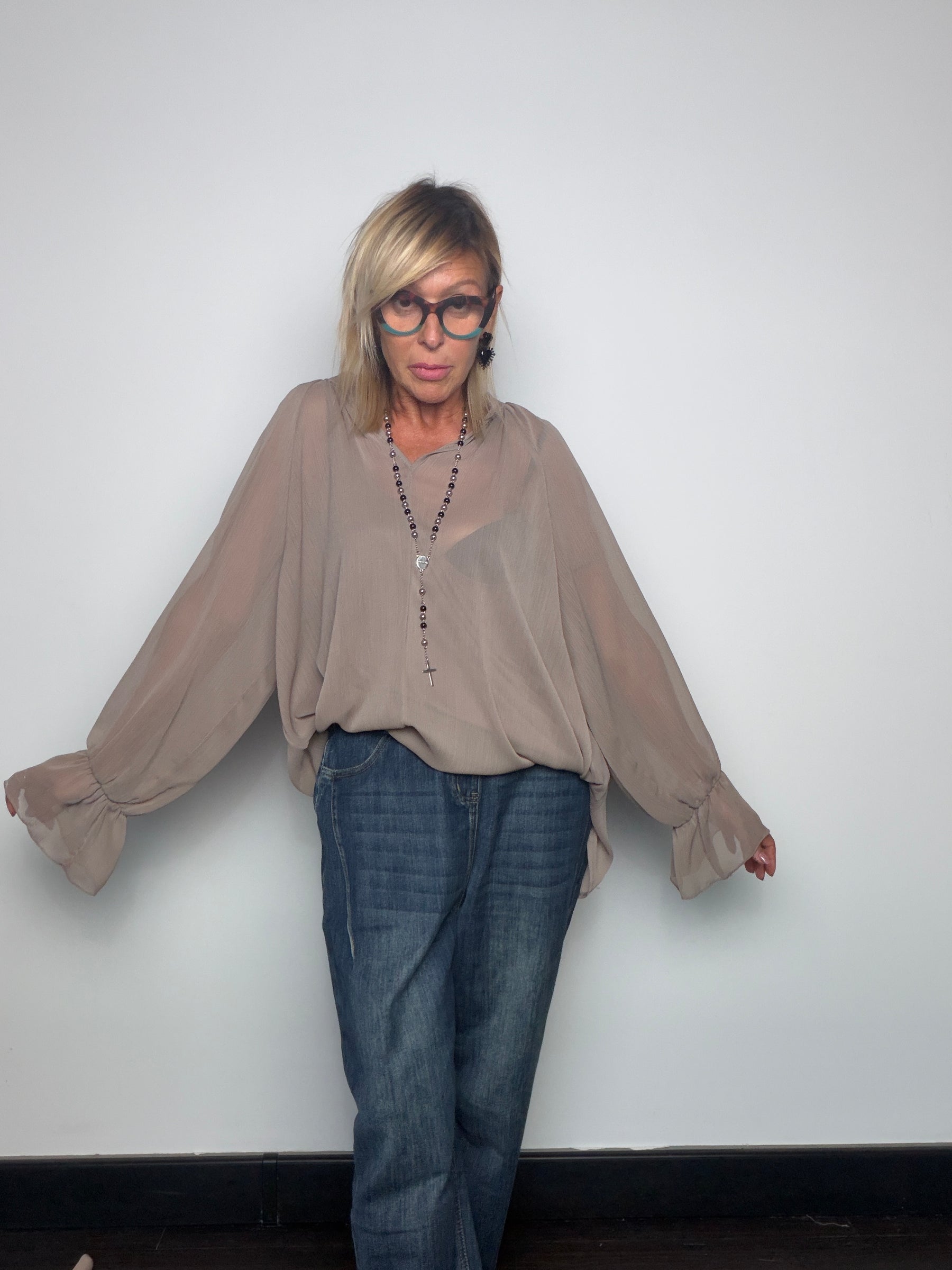 Jeans a ovetto blu délavé con piega laterale