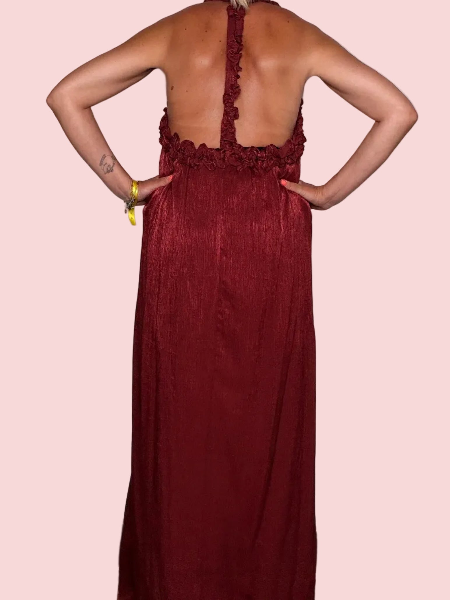 Abito Maxi Halter Neck Plissé con Volant – Nero e Bordeaux