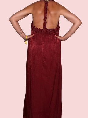 Abito Maxi Halter Neck Plissé con Volant – Nero e Bordeaux