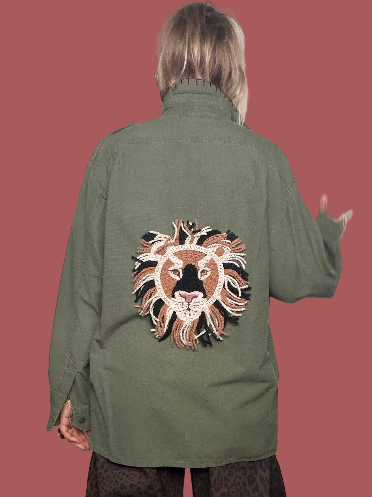 Camicia vintage verde militare con applicazioni e leone sul retro