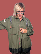 Camicia verde militare con pizzo e dettagli decorativi