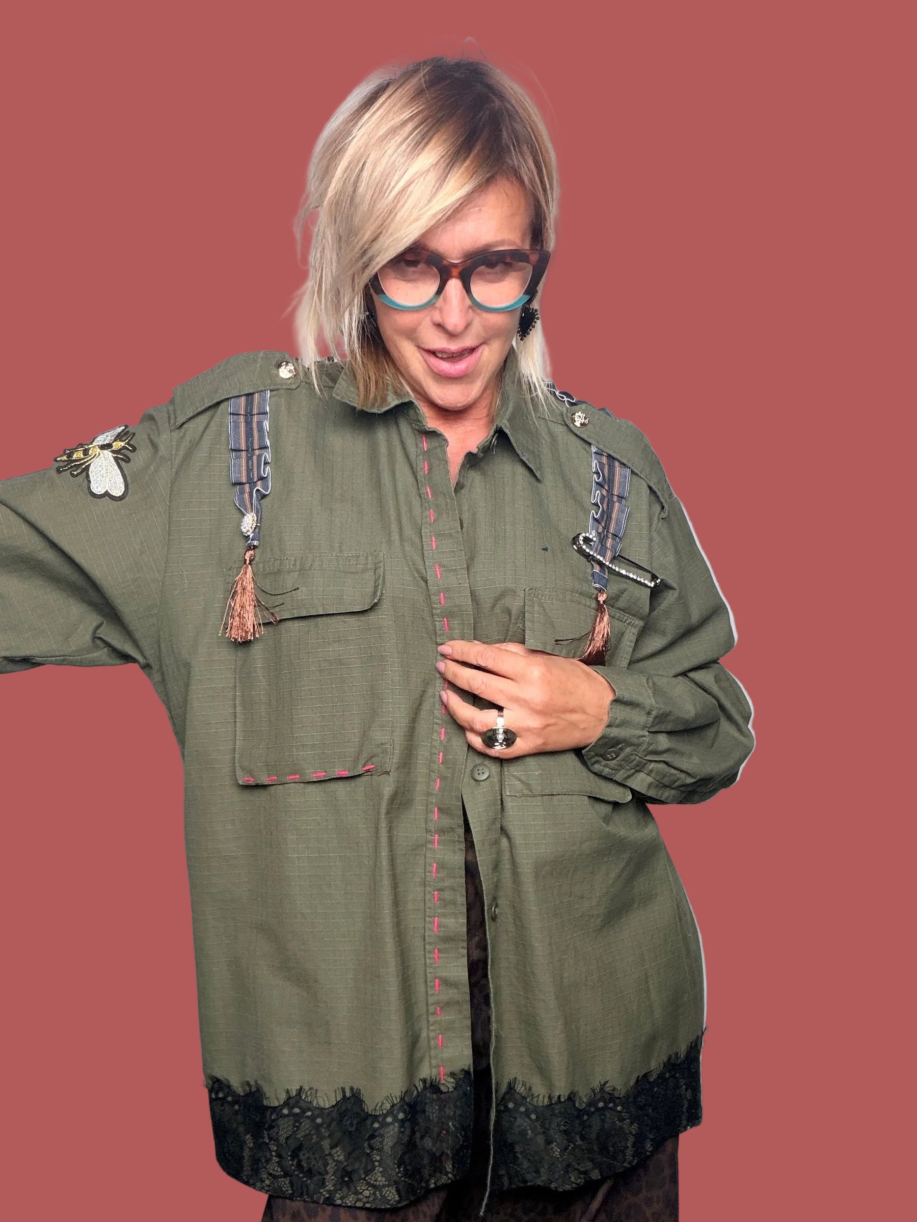 Camicia verde militare con pizzo e dettagli decorativi