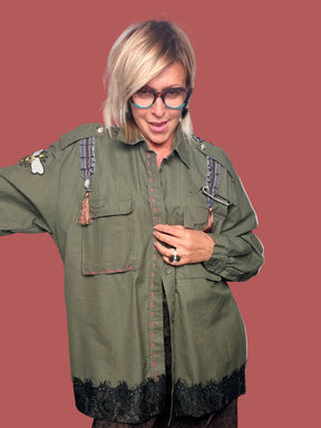 Camicia verde militare con pizzo e dettagli decorativi