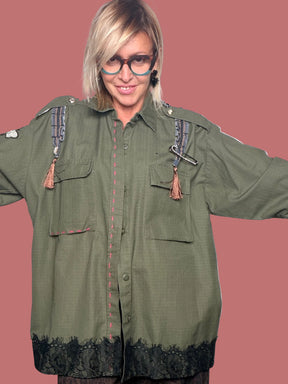 Camicia verde militare con pizzo e dettagli decorativi