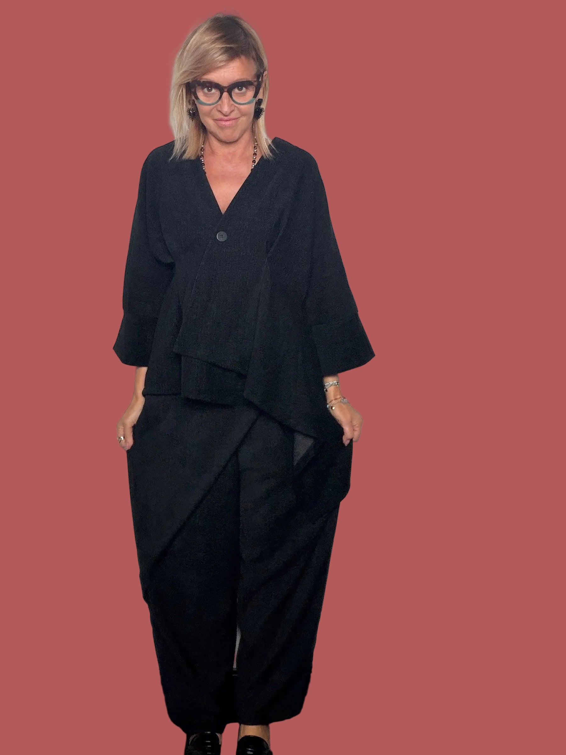 Pantalone nero in misto lyocell con drappeggio asimmetrico