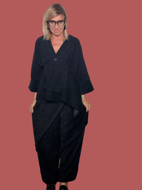 Pantalone nero in misto lyocell con drappeggio asimmetrico