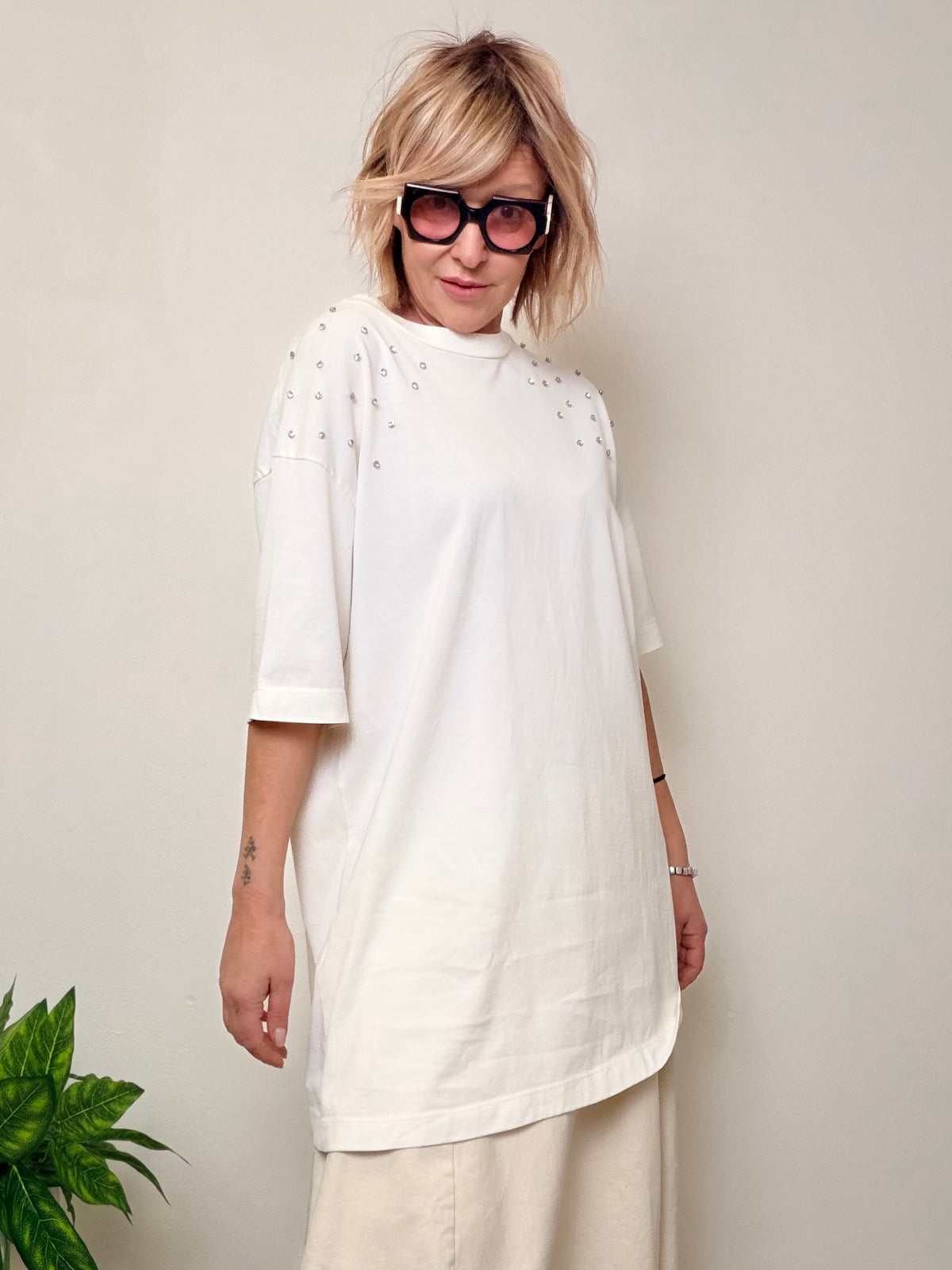 Maxi T-Shirt Bianca con Applicazioni Gioiello