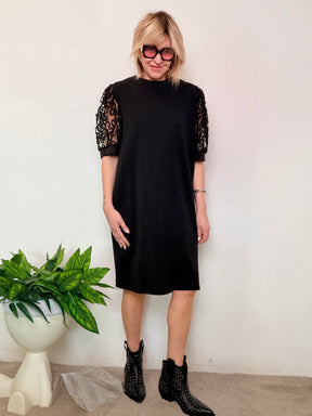 Abito Nero con Maniche Ricamate Trasparenti