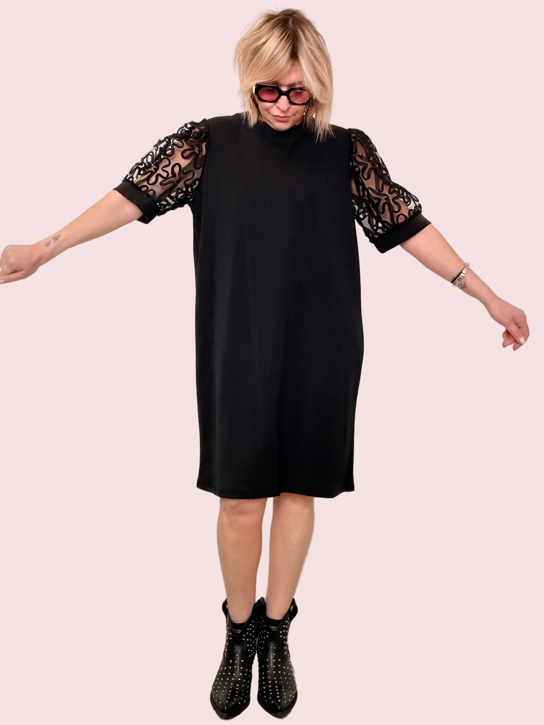 Abito Nero con Maniche Ricamate Trasparenti