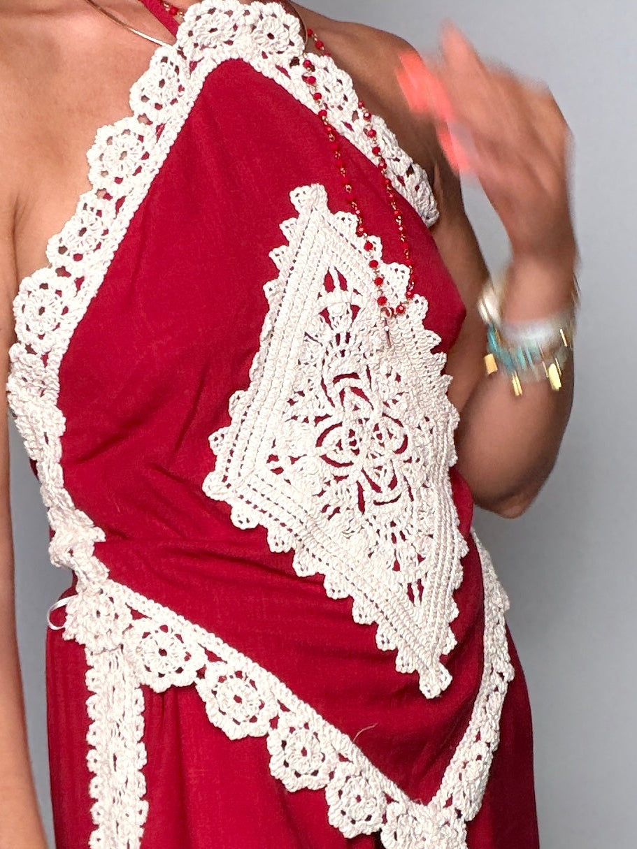 Top Halter Neck Rosso con Applicazioni in Crochet