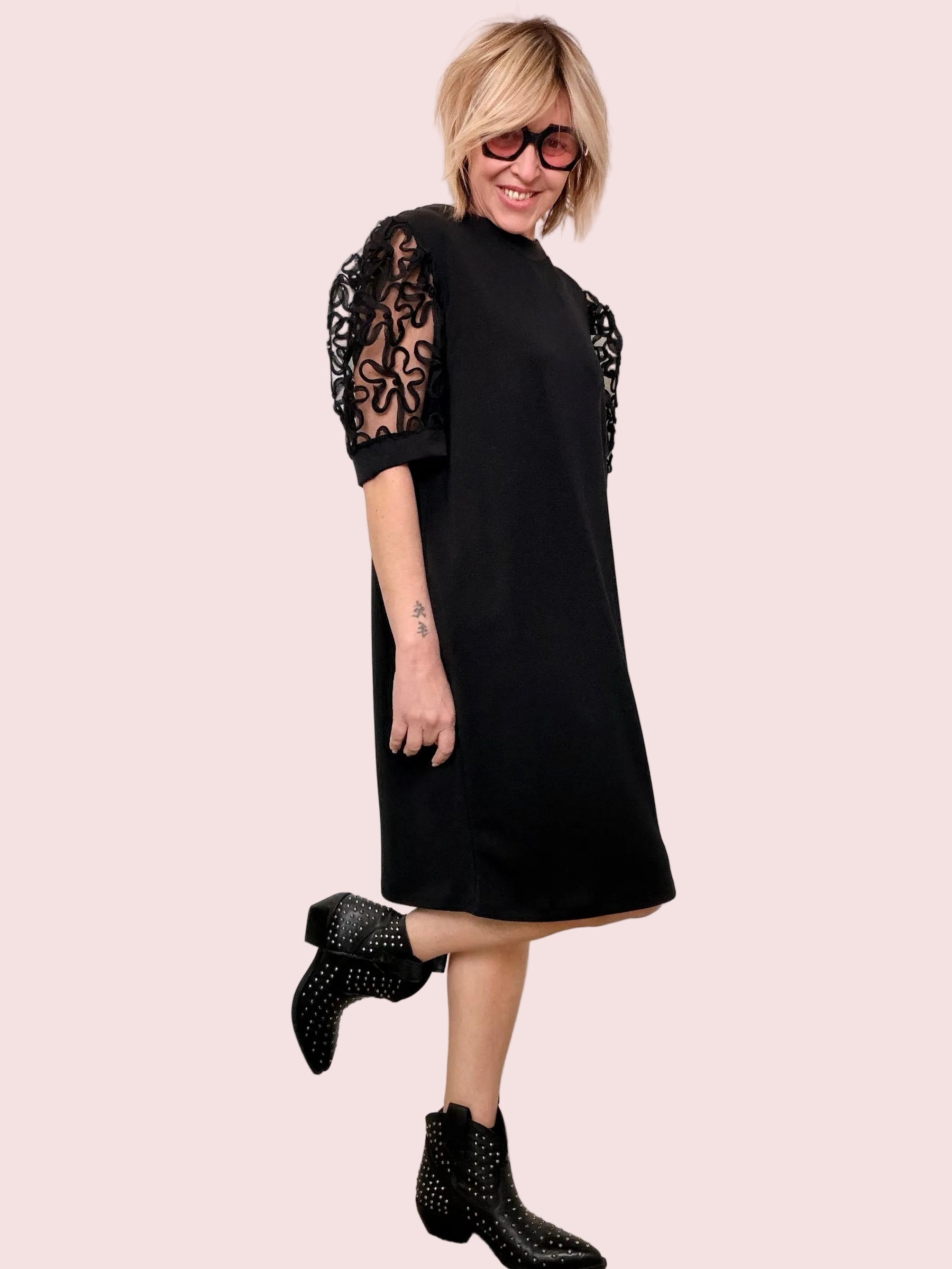 Abito Nero con Maniche Ricamate Trasparenti