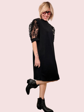 Abito Nero con Maniche Ricamate Trasparenti
