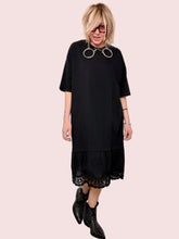 Abito T-Shirt Nero con Orlo in san gallo