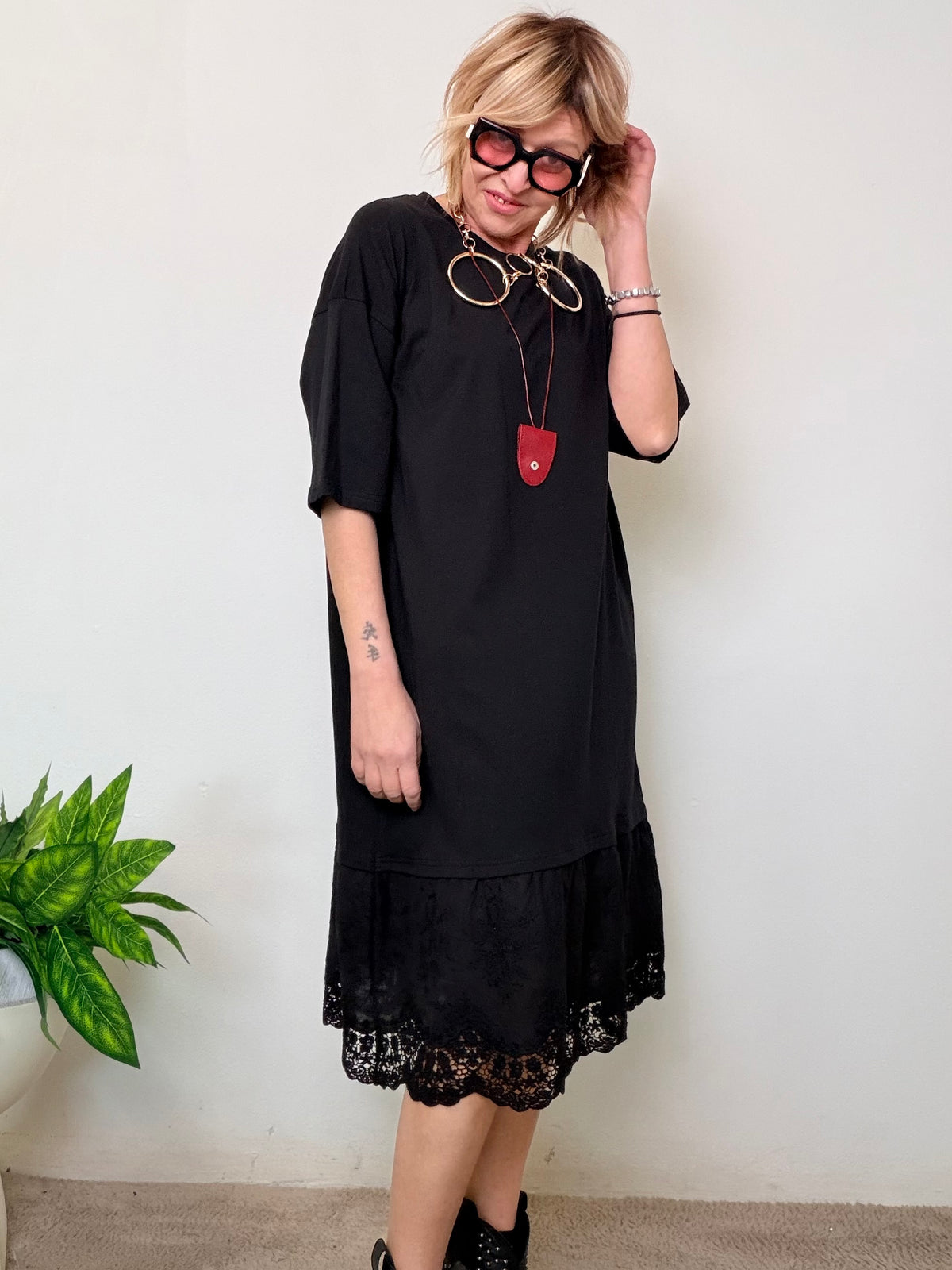 Abito T-Shirt Nero con Orlo in san gallo