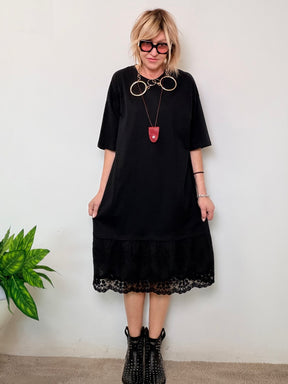 Abito T-Shirt Nero con Orlo in san gallo