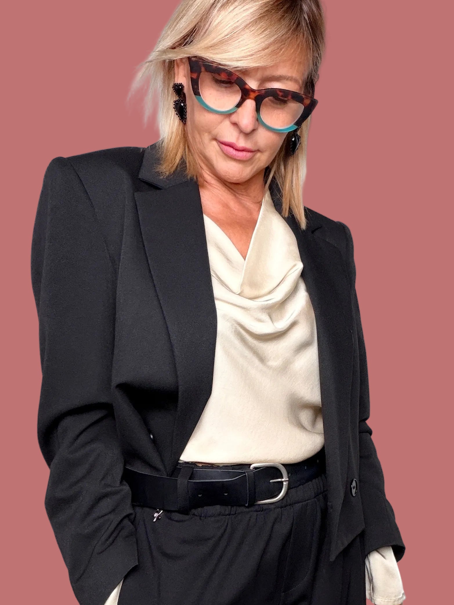 Giacca blazer corta nera indossata aperta sopra una blusa chiara