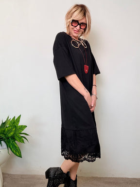 Abito T-Shirt Nero con Orlo in san gallo