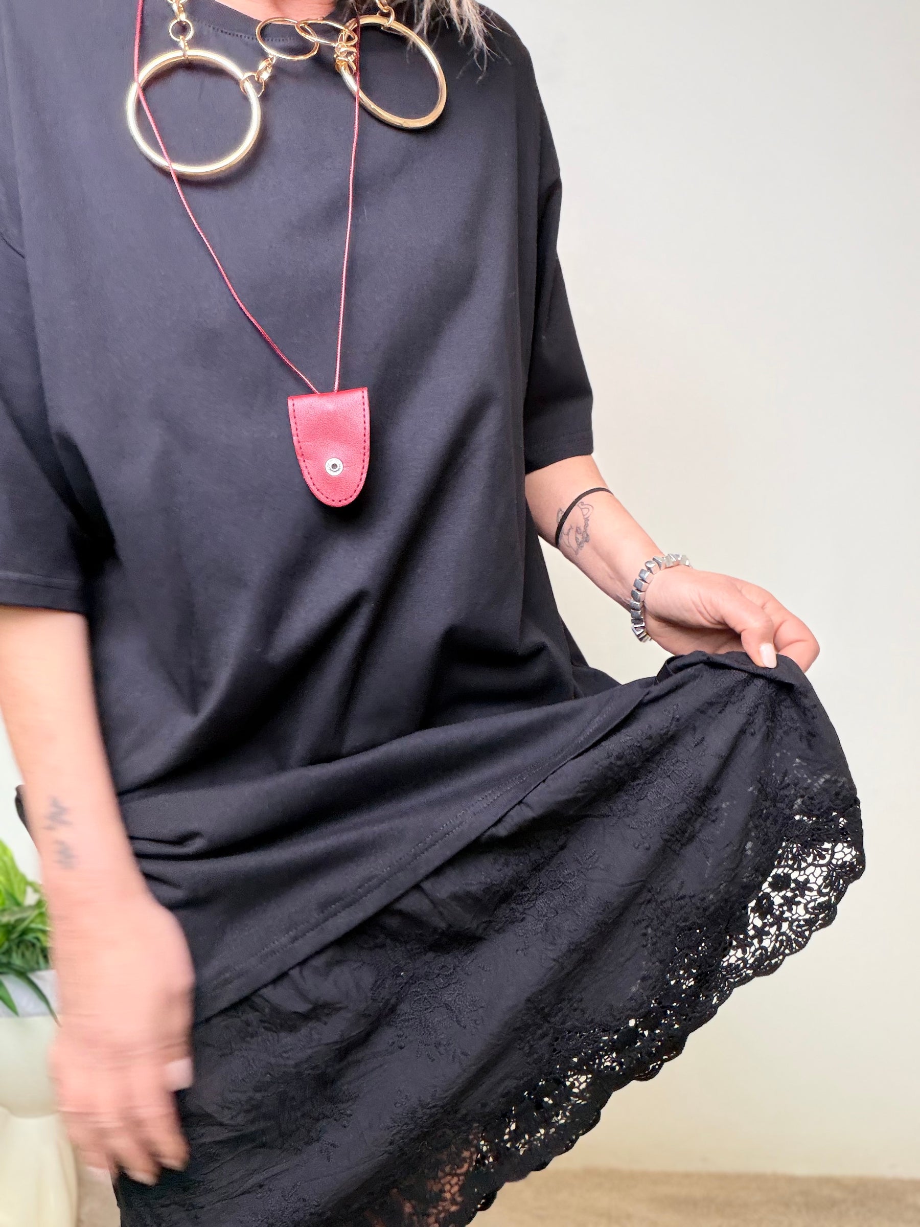 Abito T-Shirt Nero con Orlo in san gallo