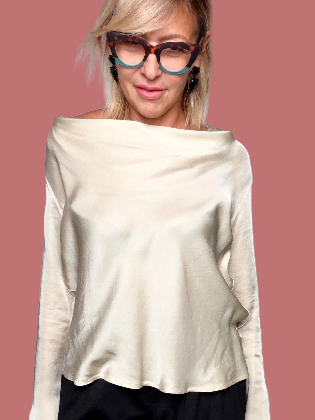 Blusa con scollo drappeggiato in tonalità chiara, vista frontale