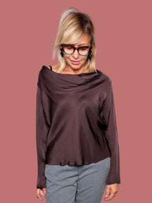 Blusa con scollo drappeggiato in tonalità scura, dettaglio indossato