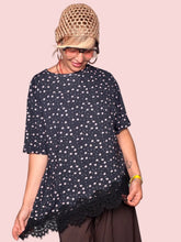 T-shirt Oversize a Margherite con Bordo in Pizzo