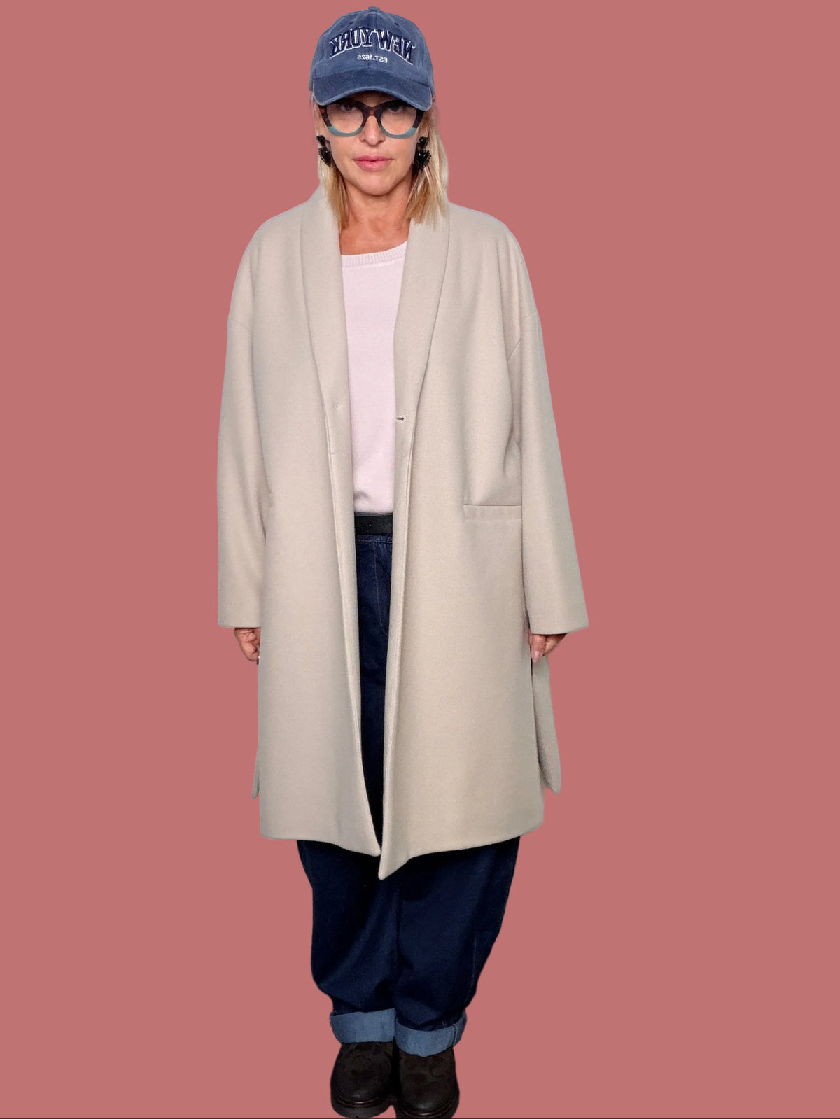 Cappotto in panno dalla linea oversize con spacchi laterali