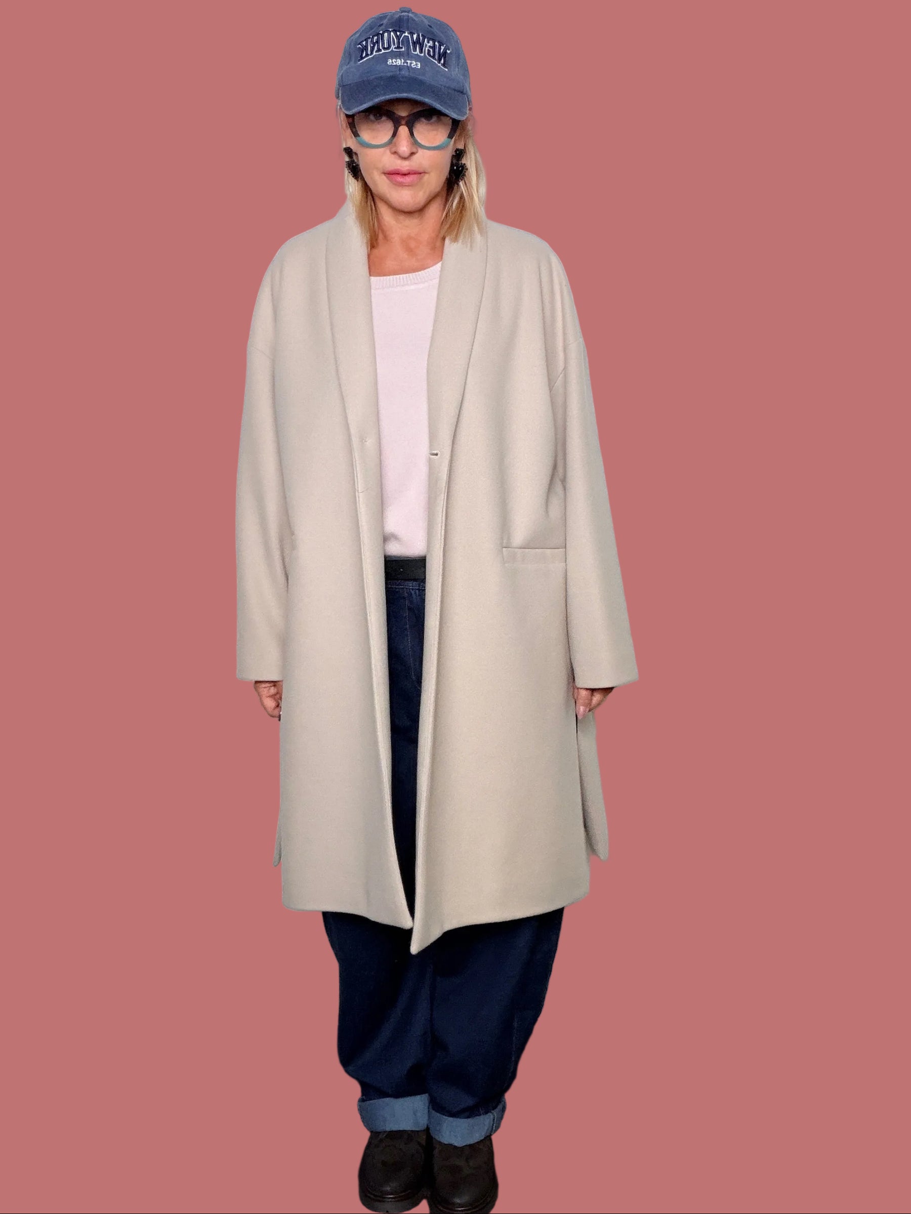Cappotto in panno dalla linea oversize con spacchi laterali