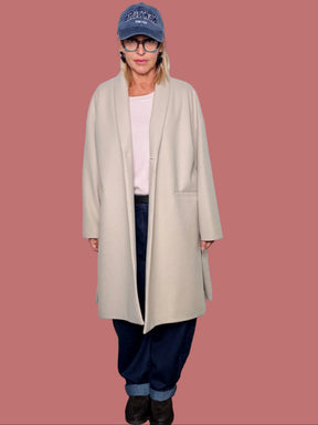 Cappotto in panno dalla linea oversize con spacchi laterali