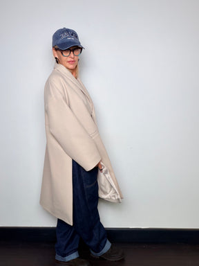 Cappotto in panno dalla linea oversize con spacchi laterali