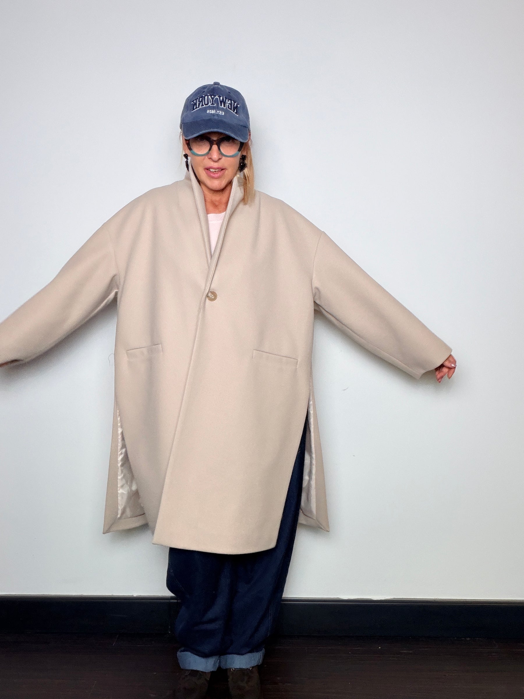Cappotto in panno dalla linea oversize con spacchi laterali