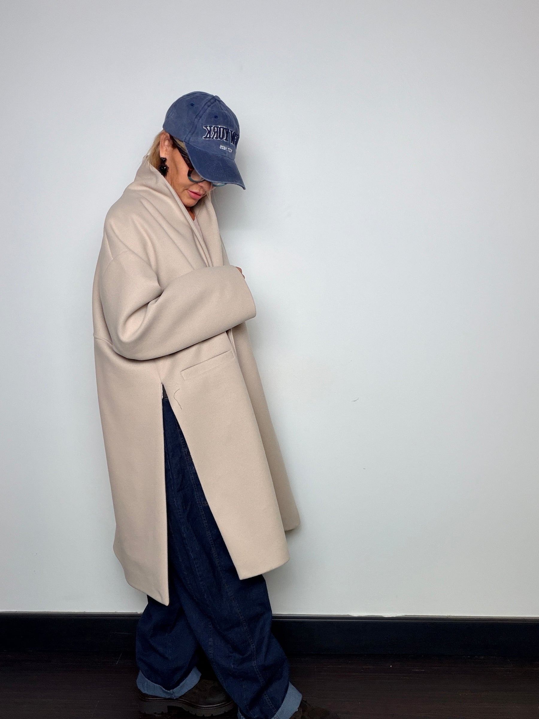 Cappotto in panno dalla linea oversize con spacchi laterali