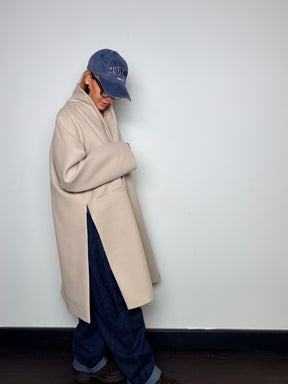Cappotto in panno dalla linea oversize con spacchi laterali