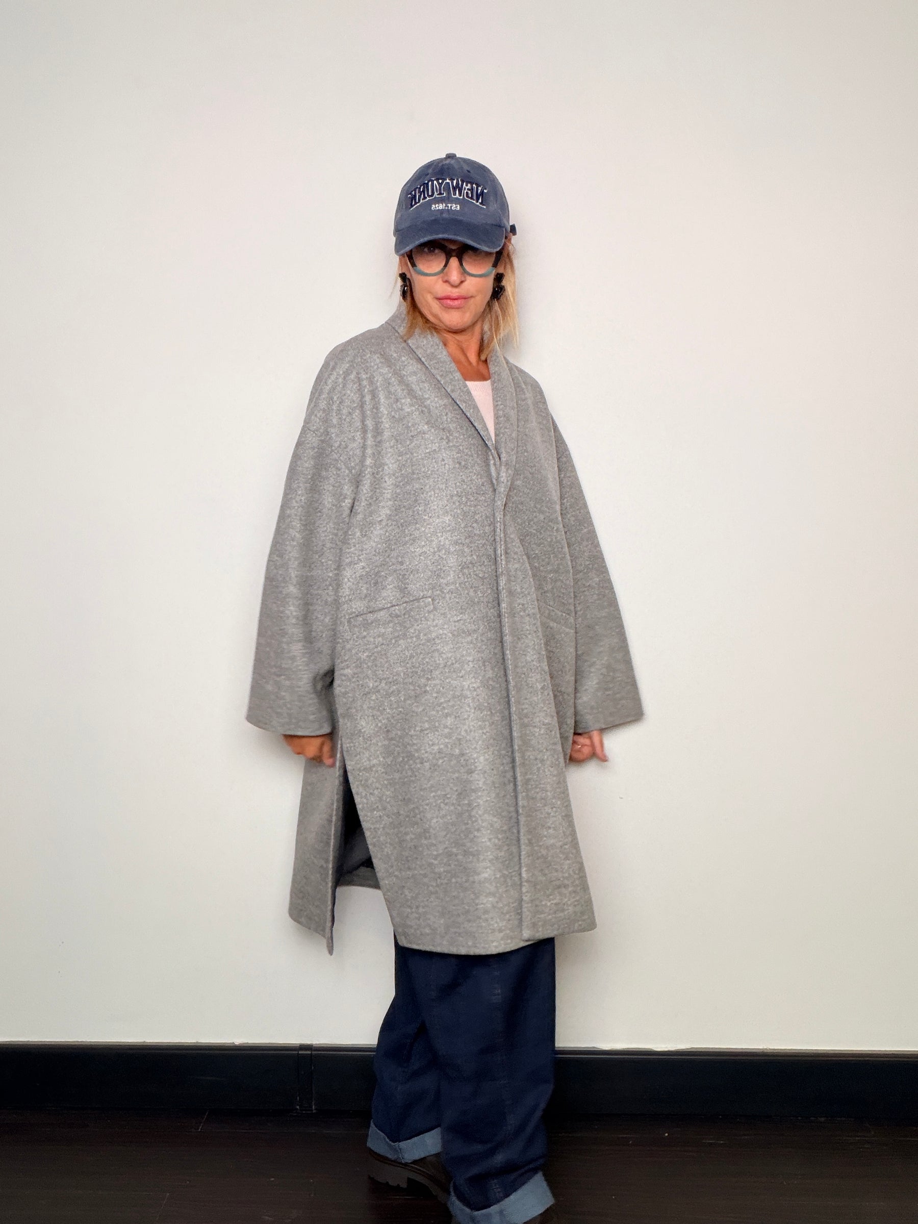 Cappotto in panno dalla linea oversize con spacchi laterali