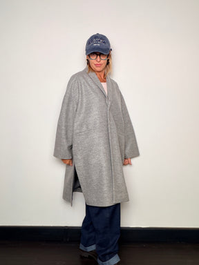 Cappotto in panno dalla linea oversize con spacchi laterali