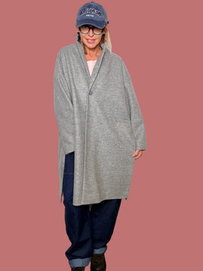 Cappotto in panno dalla linea oversize con spacchi laterali