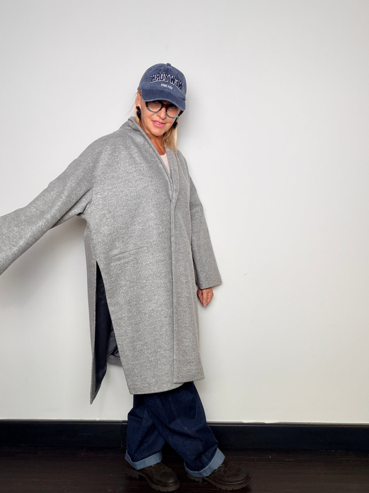Cappotto in panno dalla linea oversize con spacchi laterali