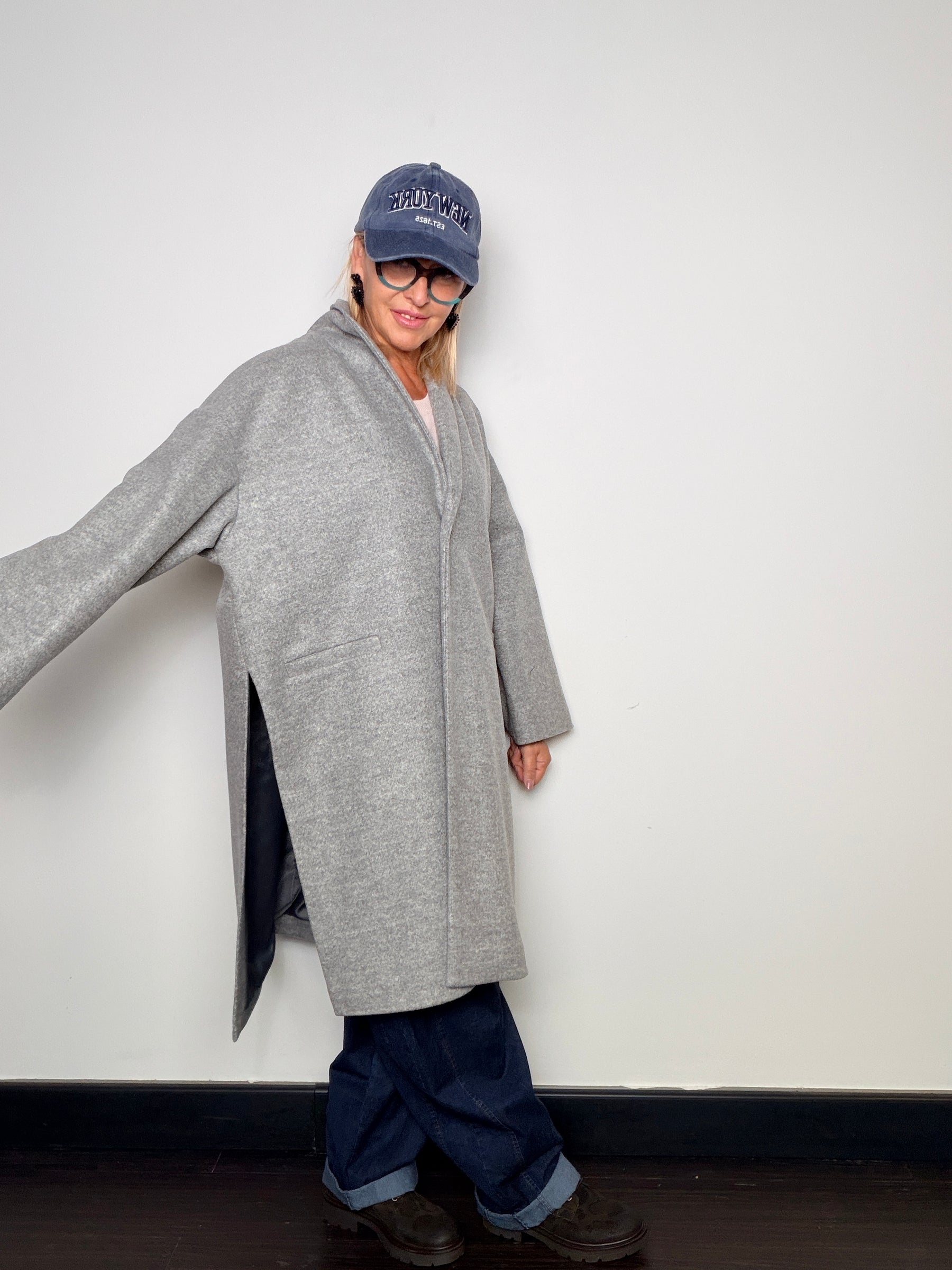 Cappotto in panno dalla linea oversize con spacchi laterali