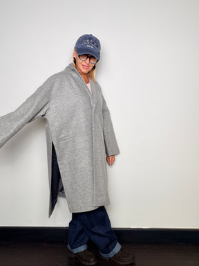 Cappotto in panno dalla linea oversize con spacchi laterali