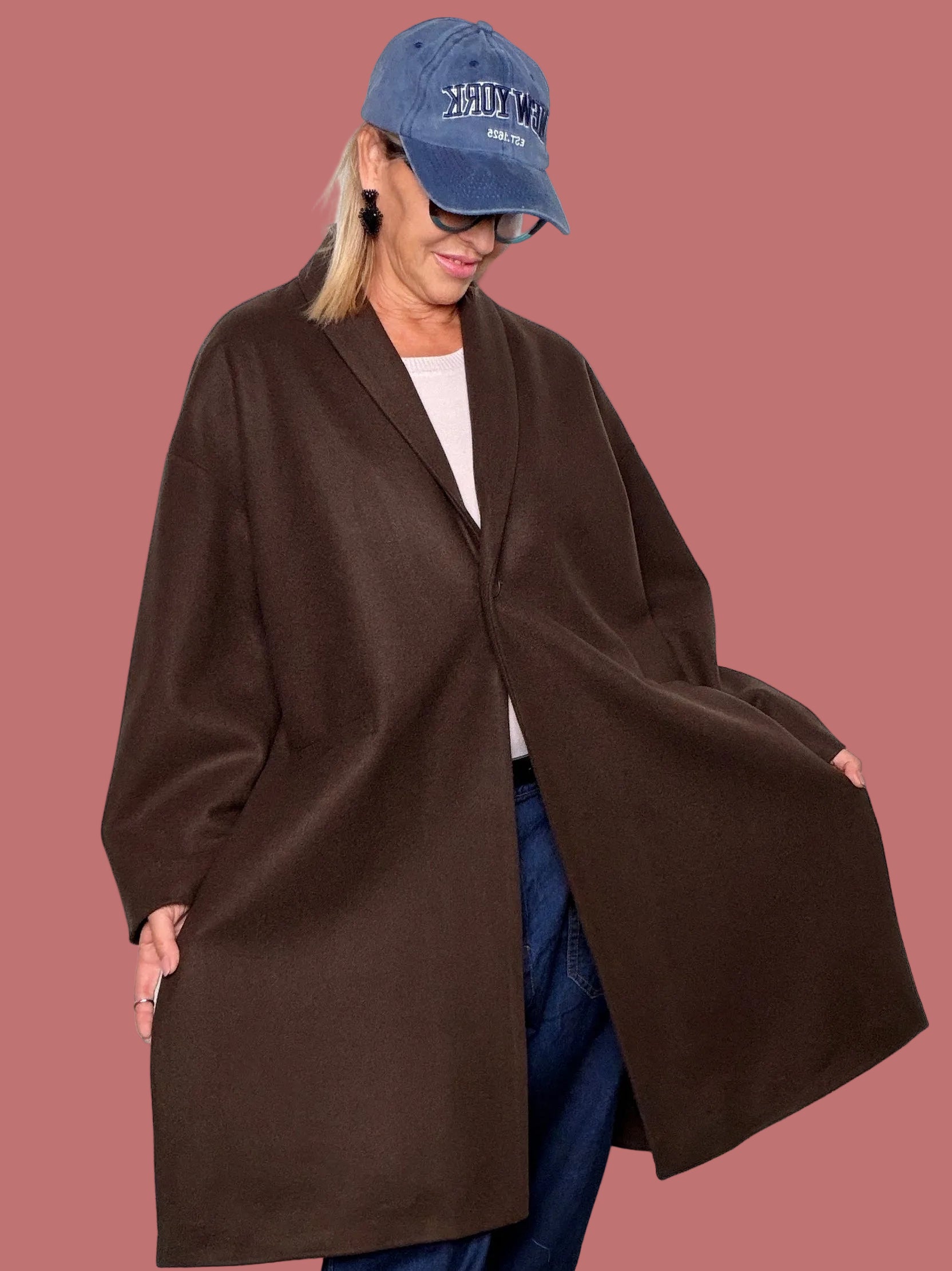 Cappotto in panno dalla linea oversize con spacchi laterali