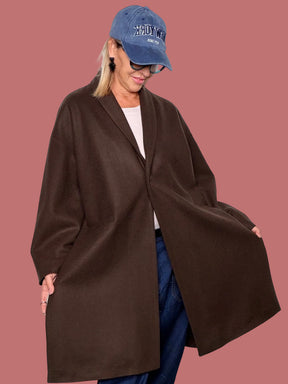 Cappotto in panno dalla linea oversize con spacchi laterali