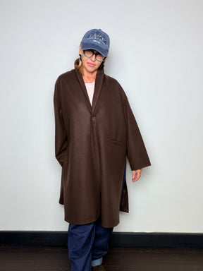 Cappotto in panno dalla linea oversize con spacchi laterali