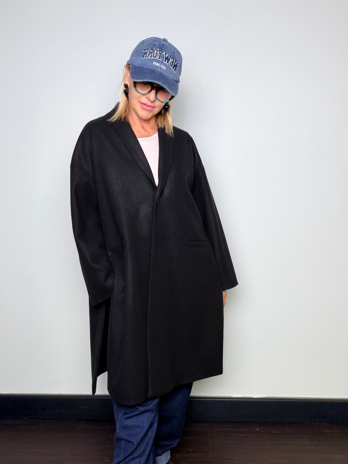 Cappotto in panno dalla linea oversize con spacchi laterali