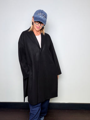 Cappotto in panno dalla linea oversize con spacchi laterali