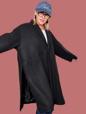 Cappotto in panno dalla linea oversize con spacchi laterali