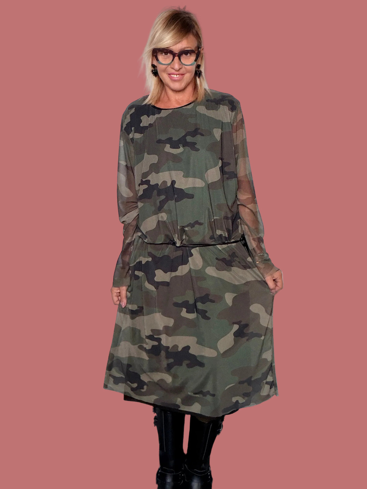 Abito camouflage con maniche velate e laccetto in vita