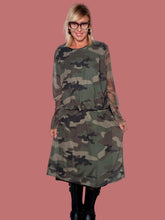 Abito camouflage con maniche velate e laccetto in vita