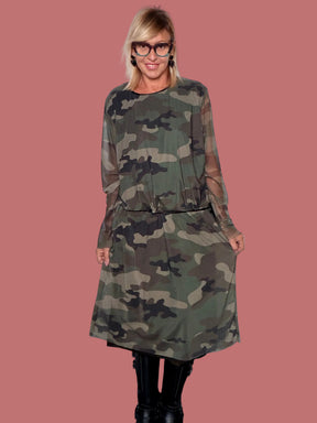 Abito camouflage con maniche velate e laccetto in vita
